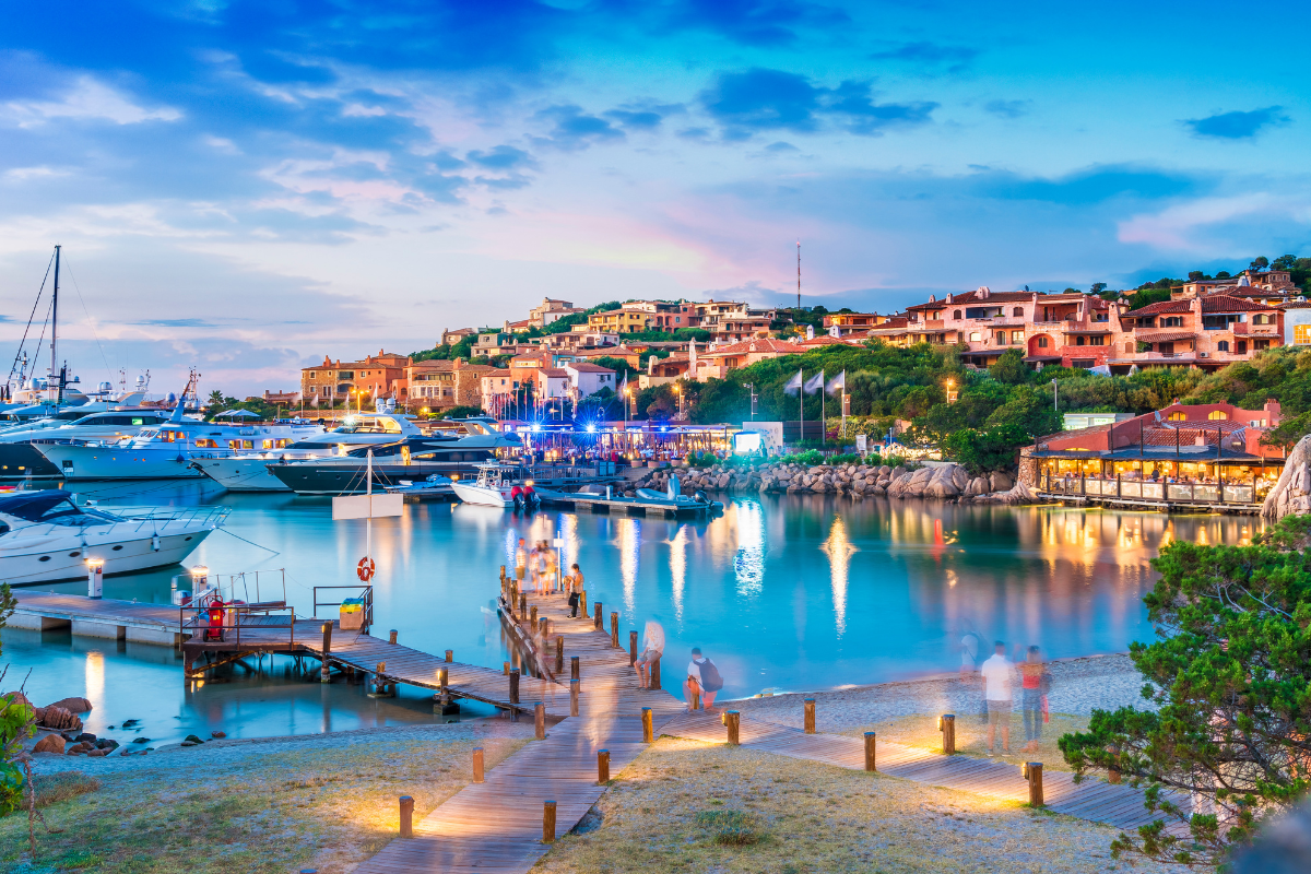 Porto Cervo, Sardinija – jachtų marina Costa Smeraldoje, laivai prieplaukoje, miestelio panorama