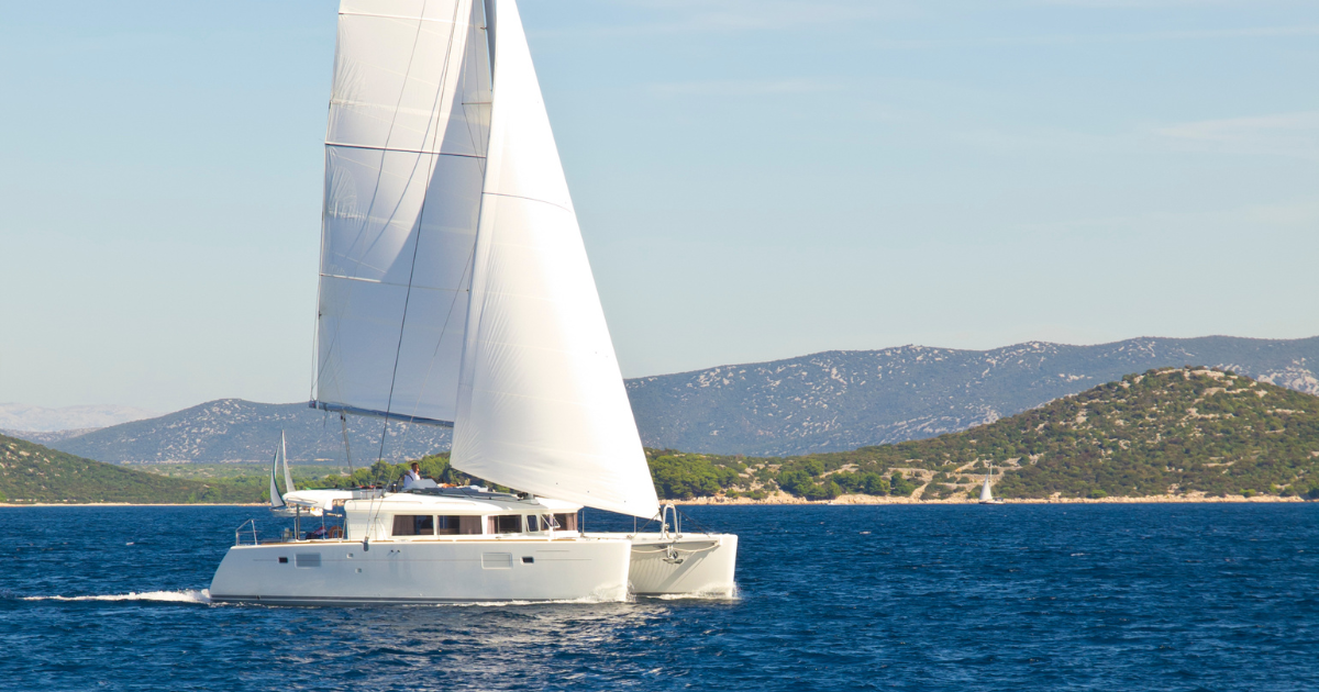 Lagoon katamaranas ACI Marina Pomer uoste, instruktorius ir dalyviai prie vairo.