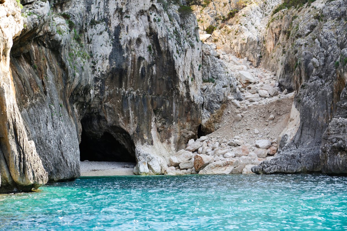 Cala Gonone, Sardinija – žvejų miestelis ir marina Orozės įlankoje, kalkakmenio klifai fone