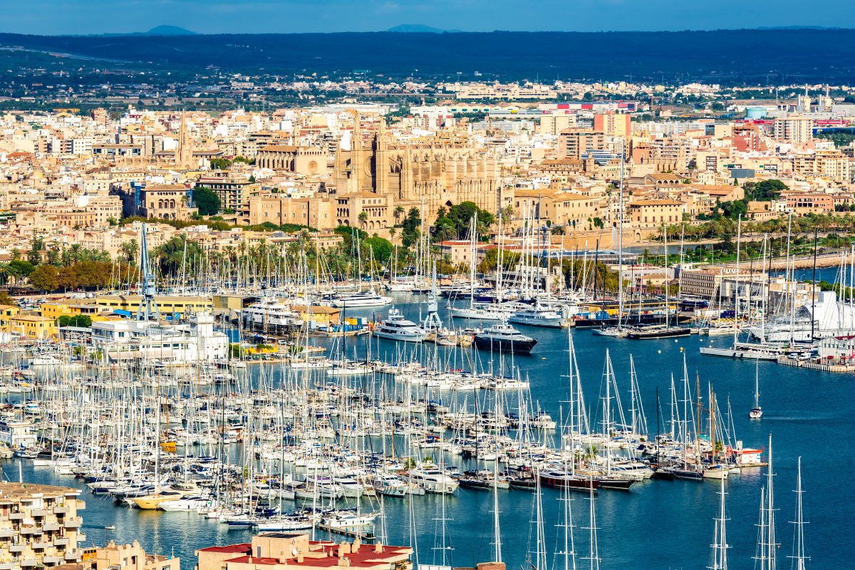 Palma, Maljorka – jachtų marina su katedra fone, bazinis uostas Viduržemio jūroje