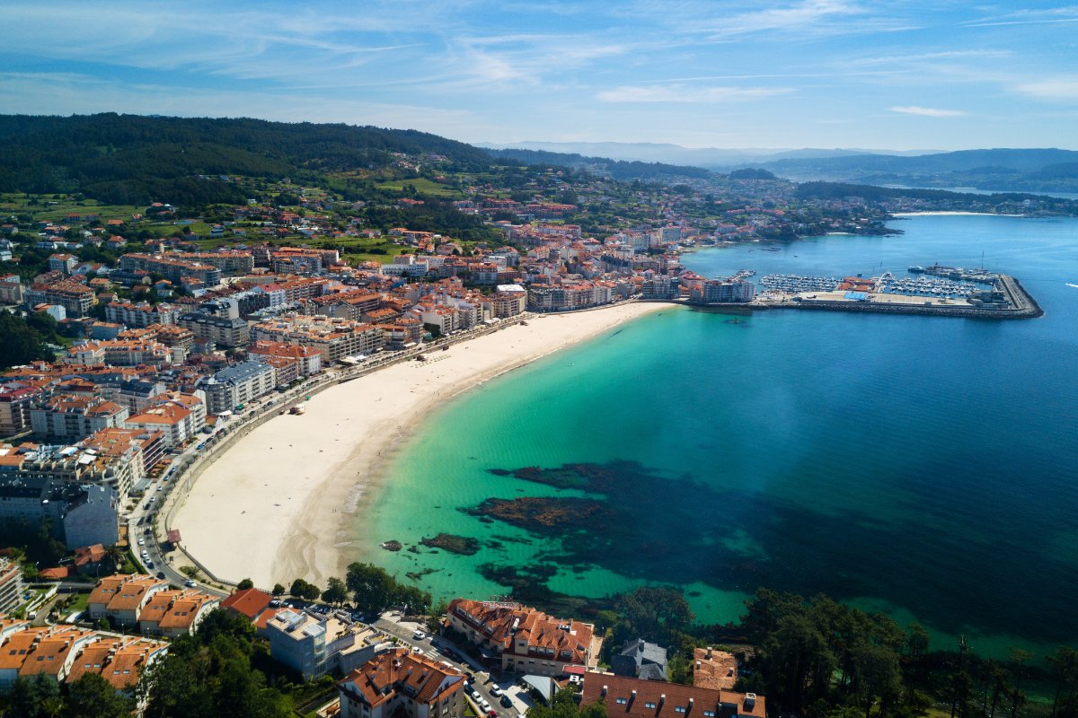 Sanxenxo, Galicija – jachtų uostas Pontevedros įlankoje, saulėta pakrantė