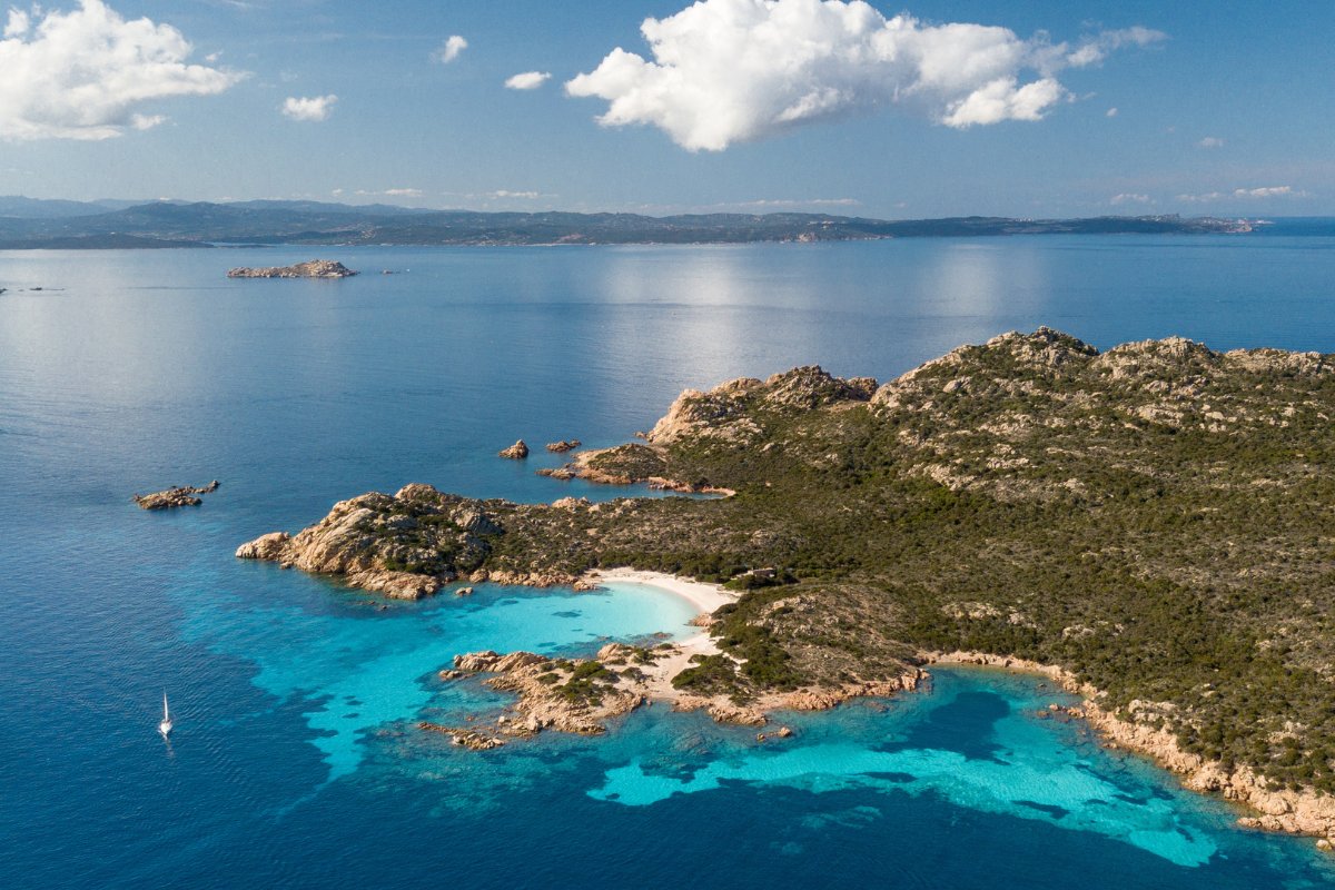 Budelli sala, Sardinija – Spiaggia Rosa (Rožinis paplūdimys), rausvos spalvos smėlis ir skaidrus vanduo