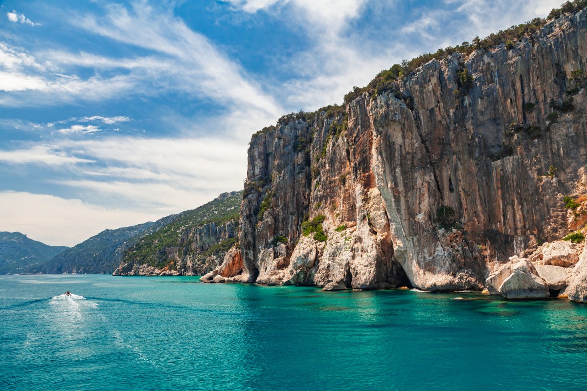 Grotta del Bue Marino, Sardinija – jūrinė grota Orozės pakrantėje, laivas artėja prie įėjimo