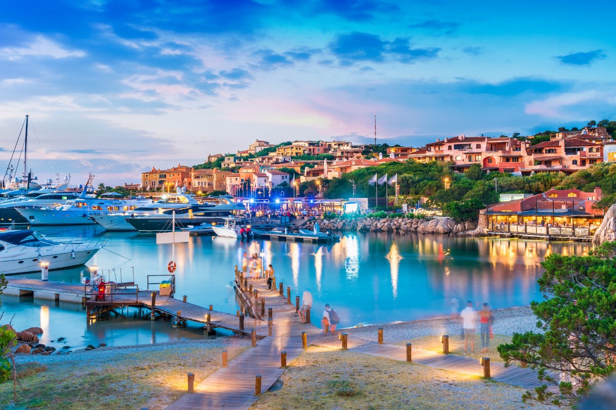 Porto Cervo, Sardinija – jachtų marina Costa Smeraldoje, laivai prieplaukoje, miestelio panorama
