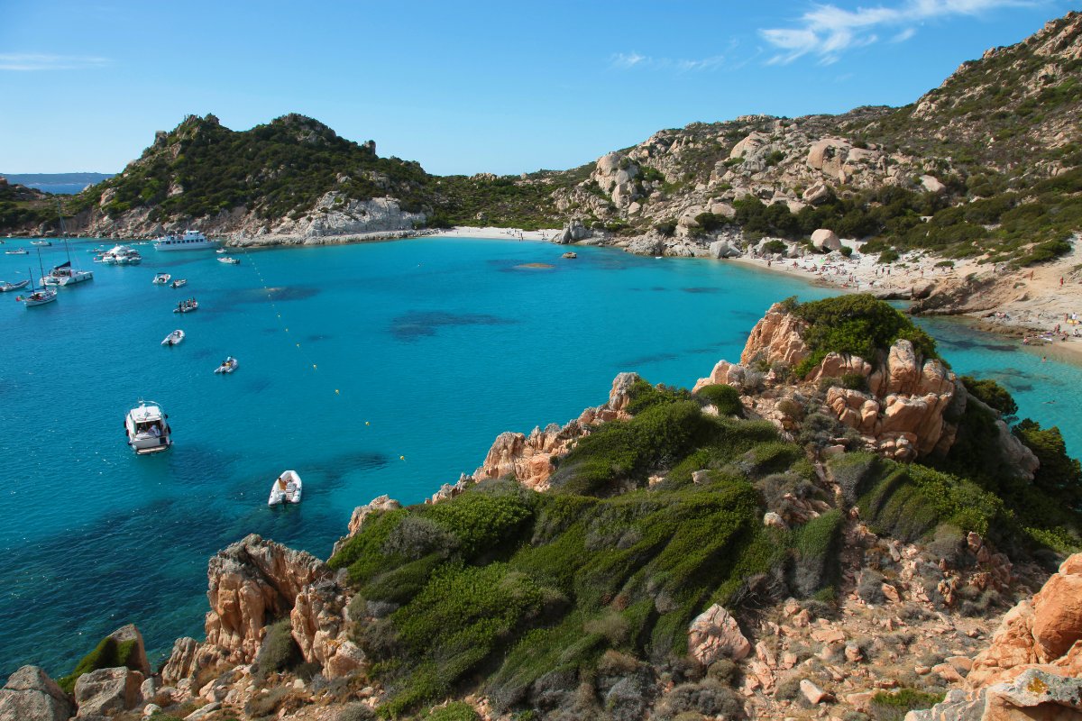 Spargi sala, Sardinija – Cala Corsara, turkio vanduo ir balta pakrantė La Maddalenos archipelage