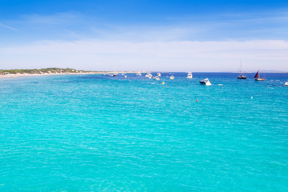 Ses Salines, Ibiza – turkio vanduo pietinėje salos dalyje, jachtos horizonte