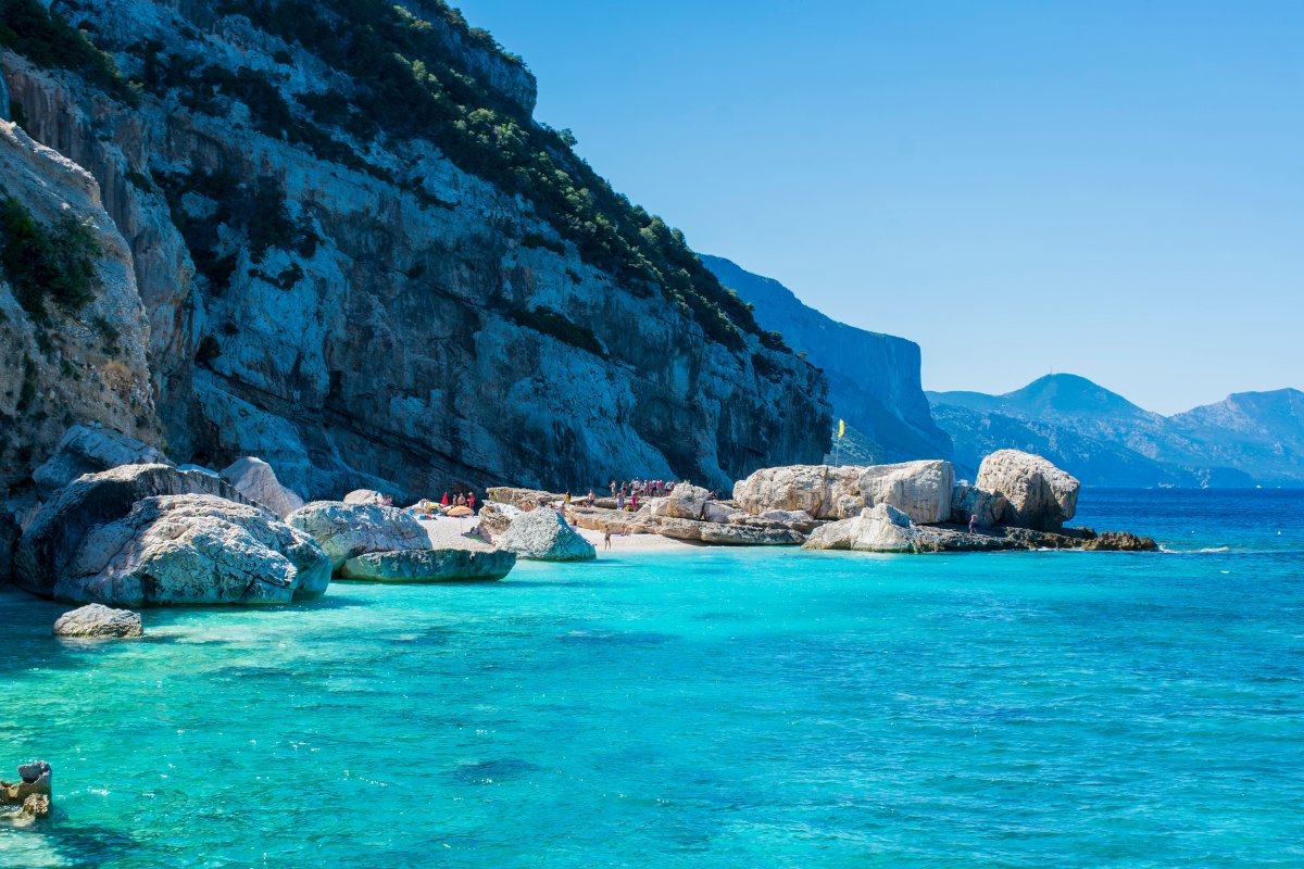 Cala Mariolu, Sardinija – balti akmenys ir žydras vanduo Orozės įlankoje