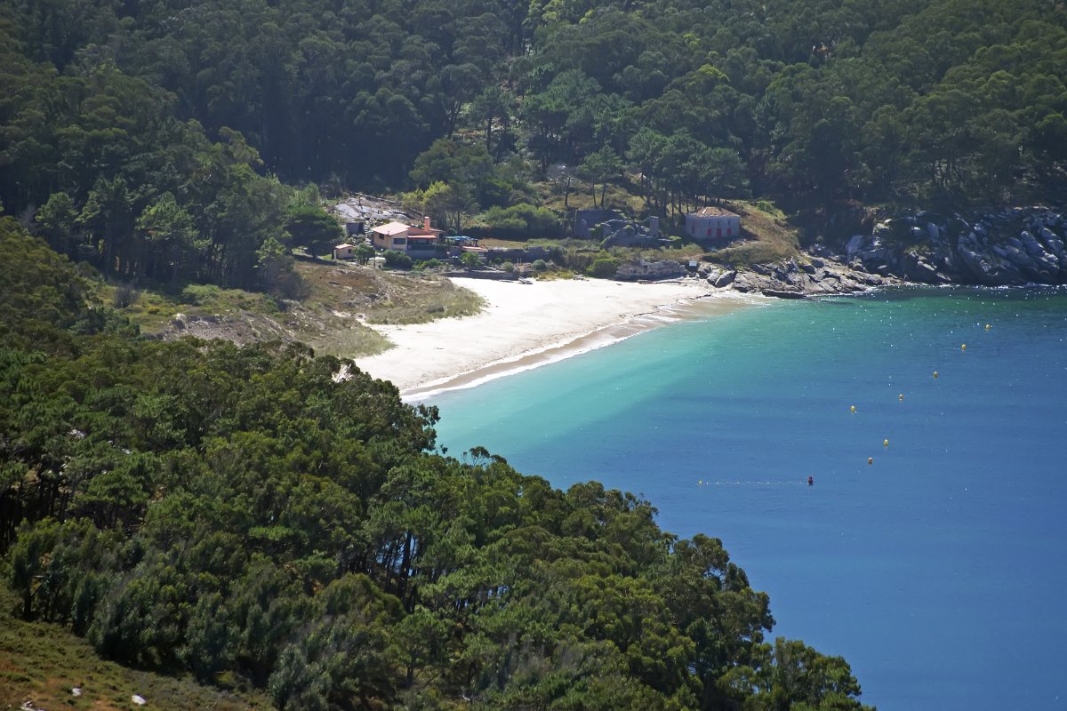 Ons sala, Galicija – jachta prie granito uolų, Atlanto jūros grottos ir skaidrus vanduo