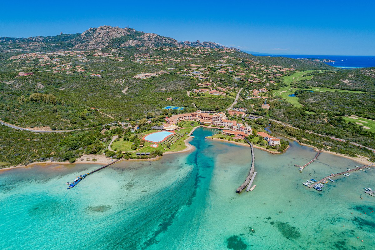 Cala di Volpe, Sardinija – turkio spalvos įlanka, jachta inkare, žalia pakrantė