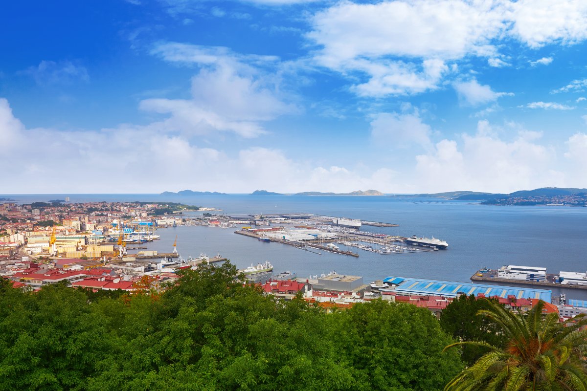 Vigo įlanka, Galicija – panoraminis vaizdas iš laivo denio
