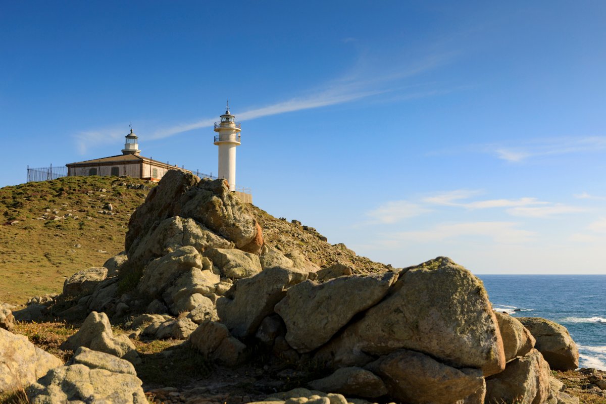 Finisterre, Galicija – istorinis švyturys ant uolų skardžių, Atlanto vandenynas horizonte