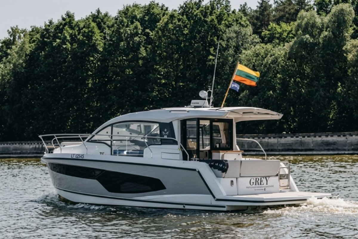 grupė draugų plaukia motorlaiviu Kuršių mariose