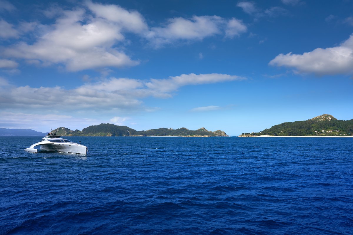 Cíes salos, Galicija – jachta prie Playa de Rodas, turkio spalvos Atlanto vanduo ir baltas smėlis