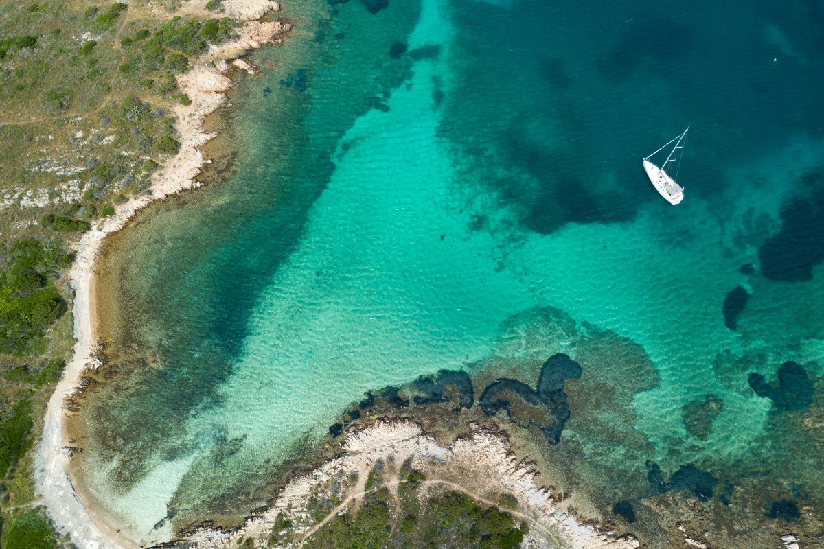 La Maddalena, Sardinija – burinė jachta plaukia pro granito salas, Nacionalinis parkas