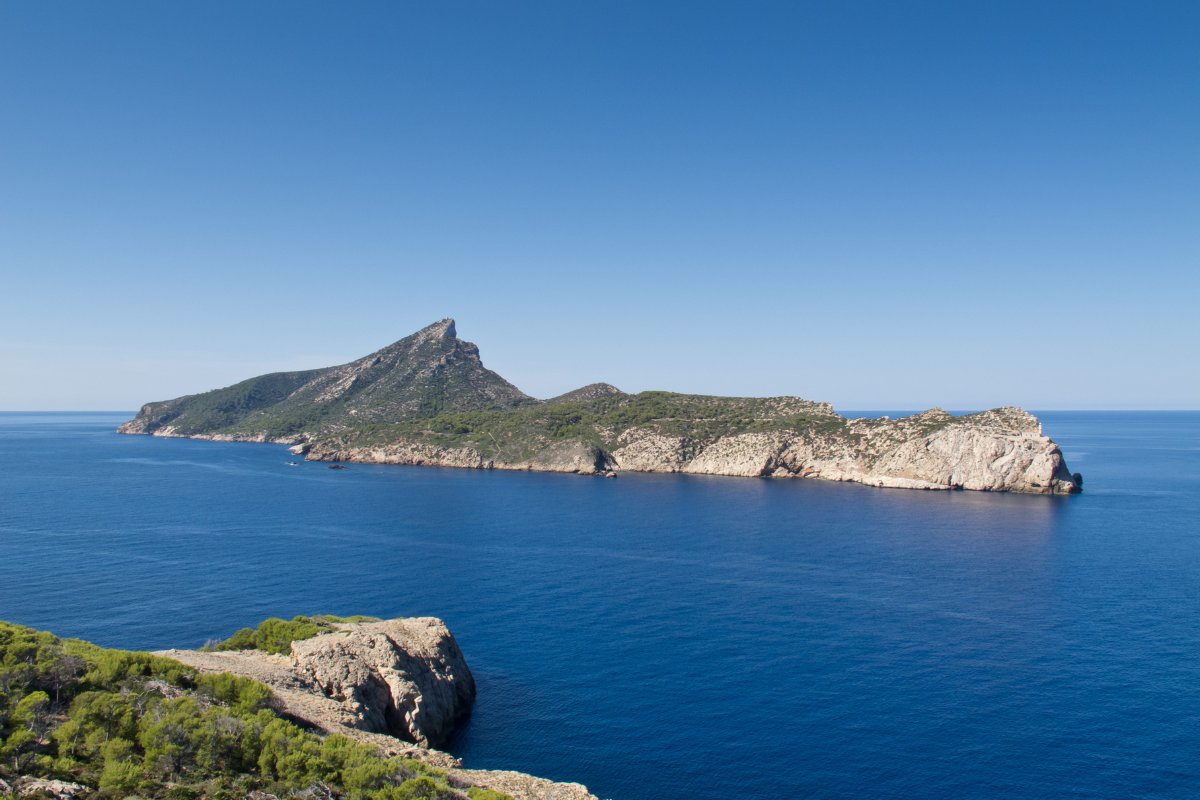 Cap Formentor, Maljorka – šiauriausias salos kyšulys, jachta plaukia pro stačius klifus