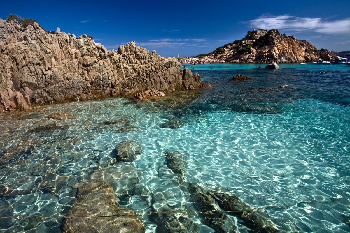 La Maddalena archipelagas, Sardinija – turkio spalvos vanduo tarp granito salų, jachta pirmame plane
