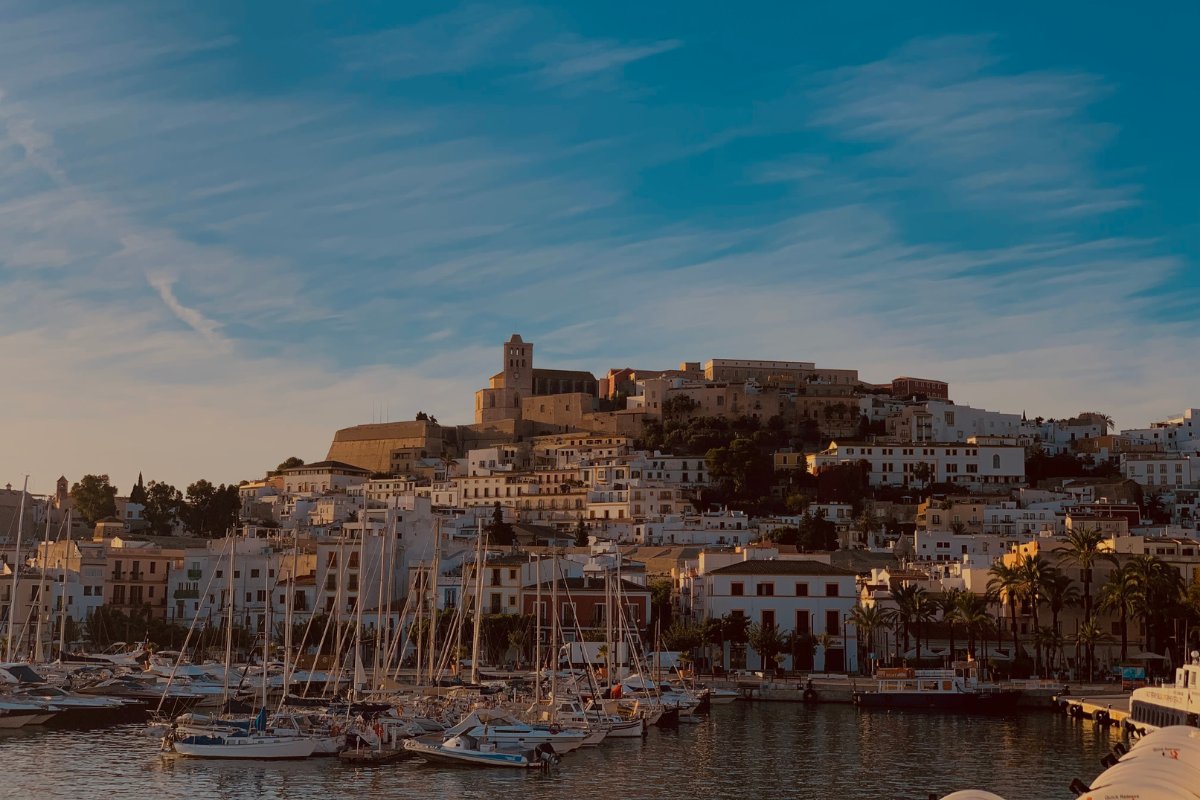 Ibiza miestas (Eivissa), Ispanija – jachta plaukia į uostą, Dalt Vila tvirtovė ir katedra fone
