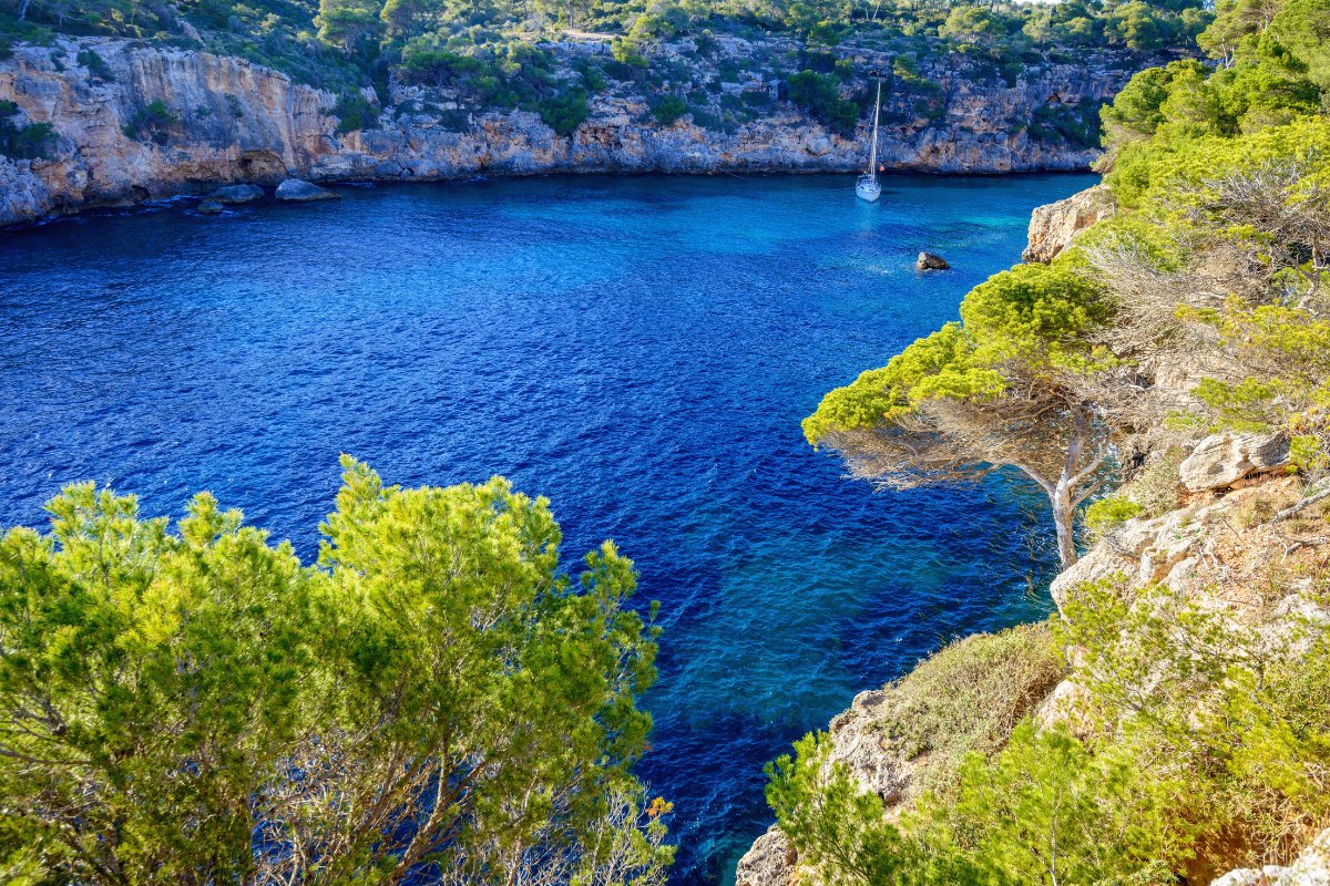 Cala Pi, Maljorka – siaura įlanka su kalkakmenio uolomis, smaragdo vanduo, jachta inkare